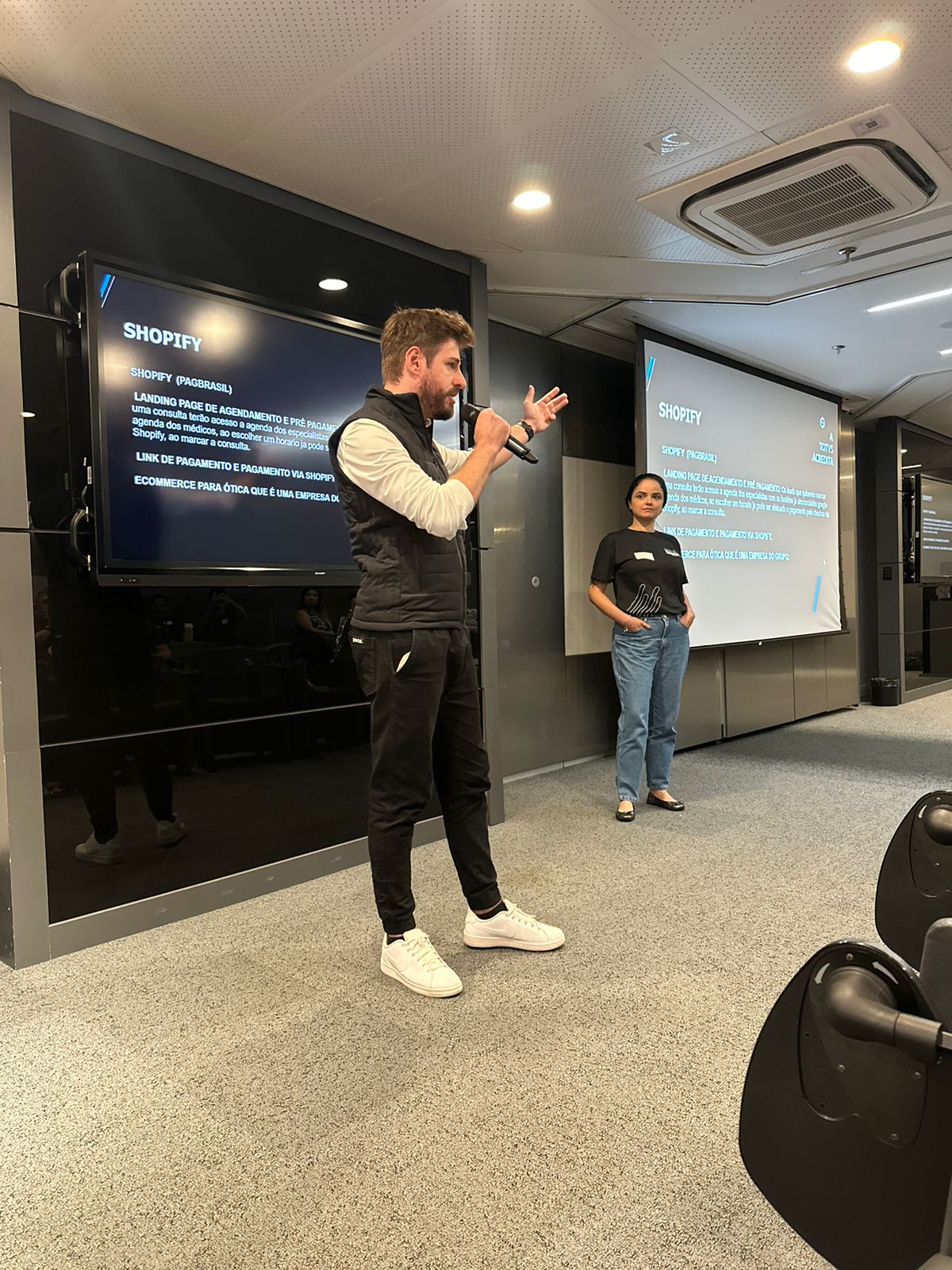 Renan Lemos apresentando em ambiente corporativo
